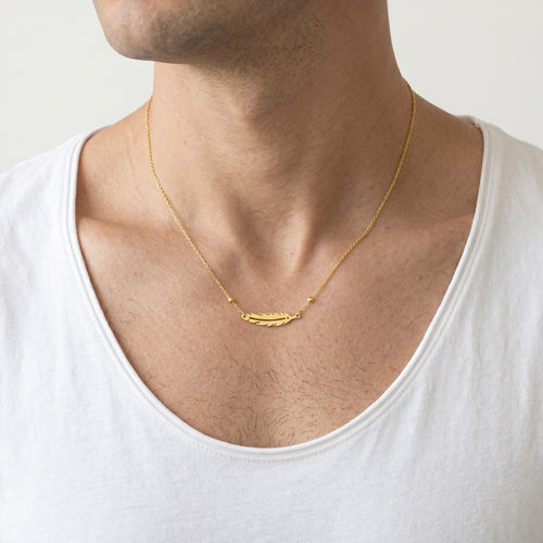 Goldene Halskette mit Feder