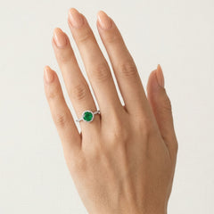 Anillo con halo y brillo de esmeralda