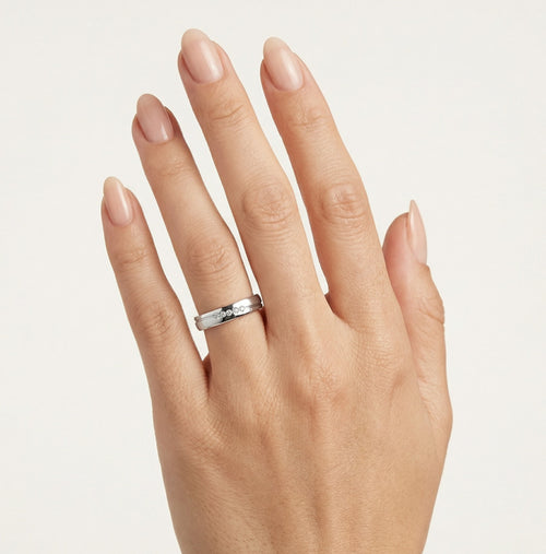 Anillo de oro blanco con acabado brillante.