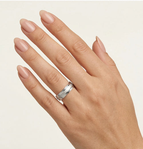 Alliance élégante en or blanc avec finition contrastée