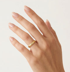 Elegant yellow gold wedding ring with cross lines