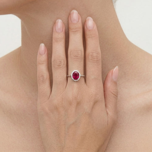Anillo de plata esterlina con rubí ovalado Halo