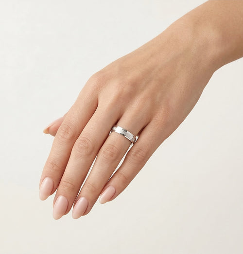Bague de mariage en or blanc avec marche mate.