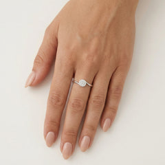 Anillo de compromiso elegante para mujer con diamantes redondos