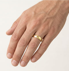 Anillo de boda ancho de oro amarillo