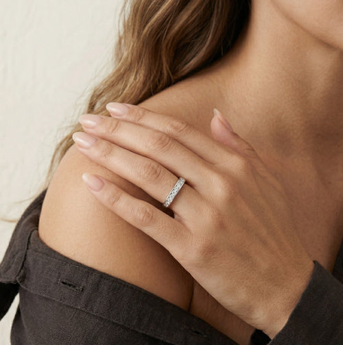 Anillo de plata con circonitas cúbicas a lo largo