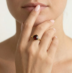 "Anillo solitario de granate con corte cojín"