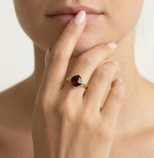 "Anillo solitario de granate con corte cojín"