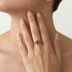 Zlatý prsten s obdélníkovým vltavínem a kulatými granáty