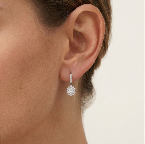 Boucles d’oreilles pendantes en argent halo avec zircon cubique