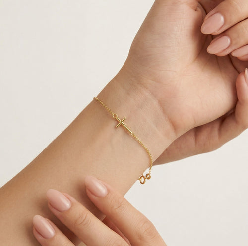 Minimalistisches Armband aus Gold mit Kreuz