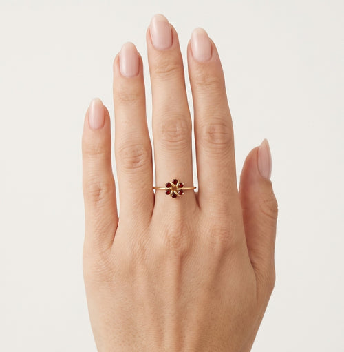 Anillo artesanal de oro con granate en diseño de flor