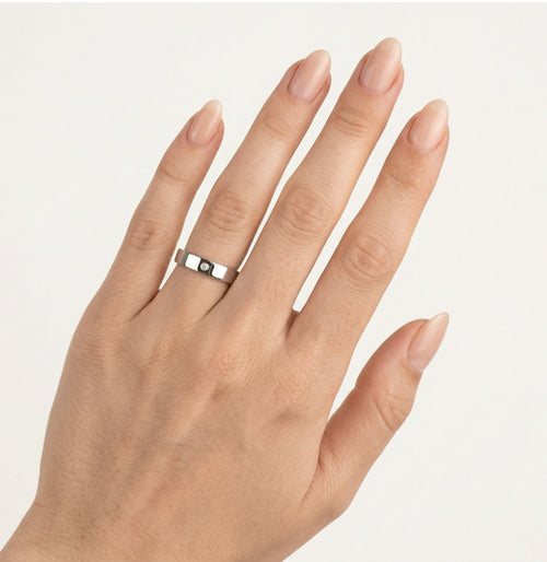 Anillo de boda solitario de platino con acabado pulido.