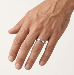 Anillos finos y elegantes en oro blanco