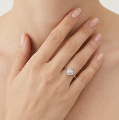 Anillo con halo en forma de corazón, plata y circonita cúbica