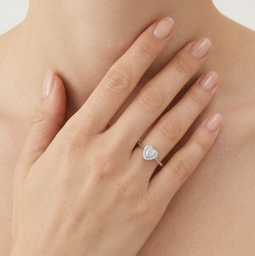 Anillo con halo en forma de corazón, plata y circonita cúbica