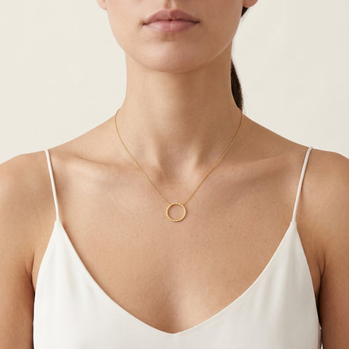 Collar de oro amarillo liso en forma de círculo