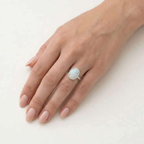 Bague en opale blanche avec éclat royal