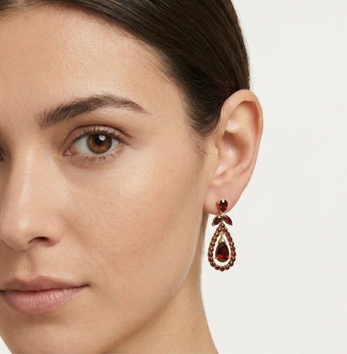 Elegantní styl visacích naušnic ze 14kt zlata s granátem