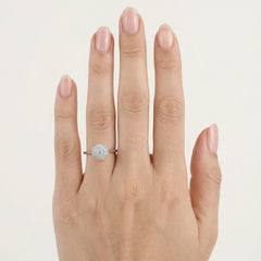 Anillo de compromiso con diamante redondo atemporal en oro blanco