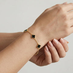 Brazalete de oro con ónix negro chic