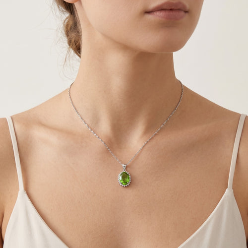 Pendentif halo en argent sterling avec émeraude ovale.