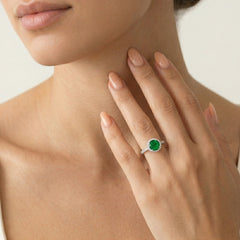 Anillo con halo y brillo de esmeralda