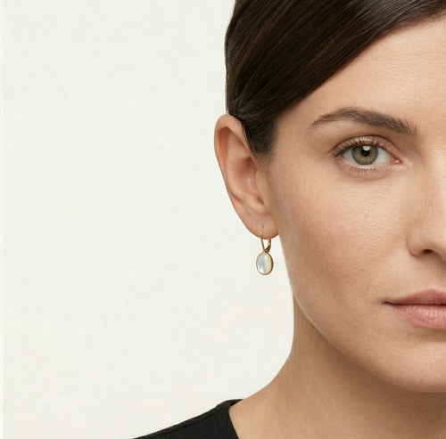 Oval nacre gold earrings