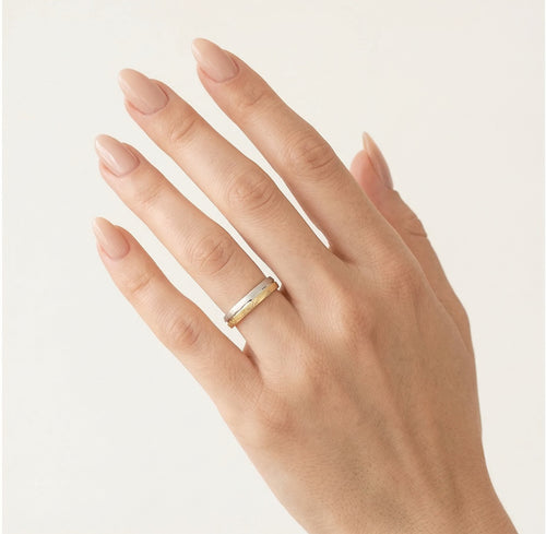 Anillo de boda medio de oro elegante