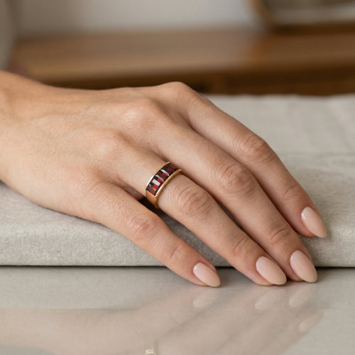 Gelbgoldring mit radiant geschliffenen Granaten
