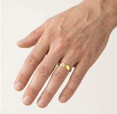 Anillo de boda clásico de oro amarillo con alto pulido.