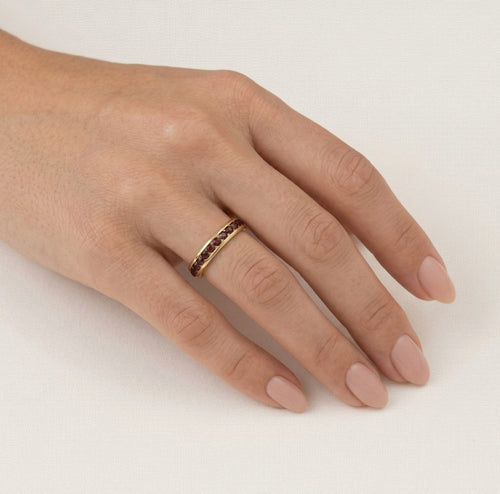 Anillo de oro amarillo con granates de la eternidad en engaste biselado