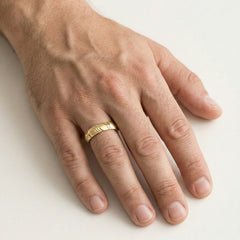 Matný snubní prsten ze žlutého zlata