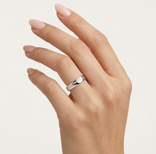 Anillo de oro blanco con acabado pulido alto.