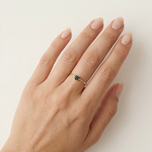 Anillo de oro amarillo con ónix natural corte corazón