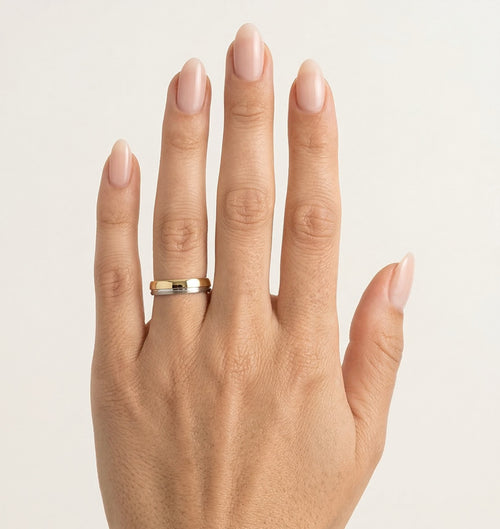 Anillo de boda de oro blanco y amarillo con acabado pulido