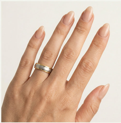 Silný zaoblený snubní prsten ze žlutého a bílého zlata