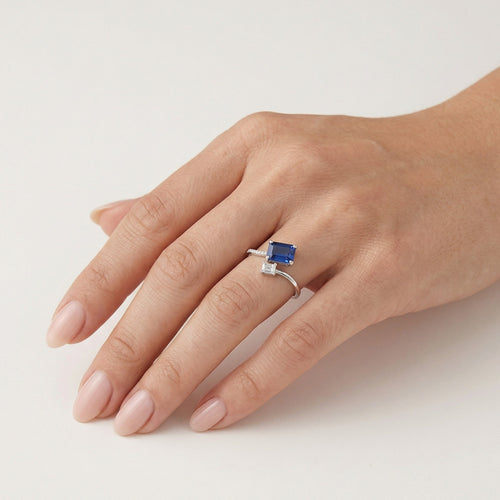 Elegant white gold diamond and sapphire ring