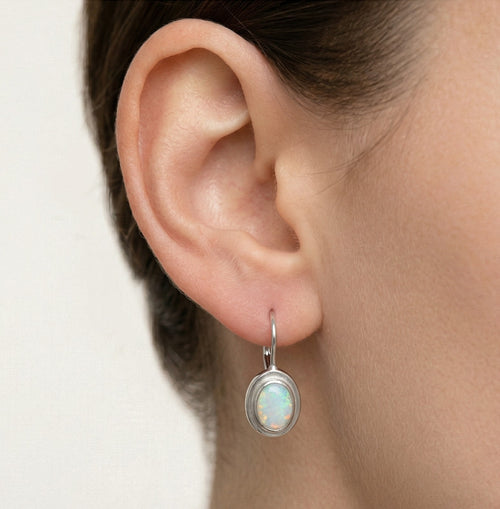 Stříbrné náušnice s bílým opálem 