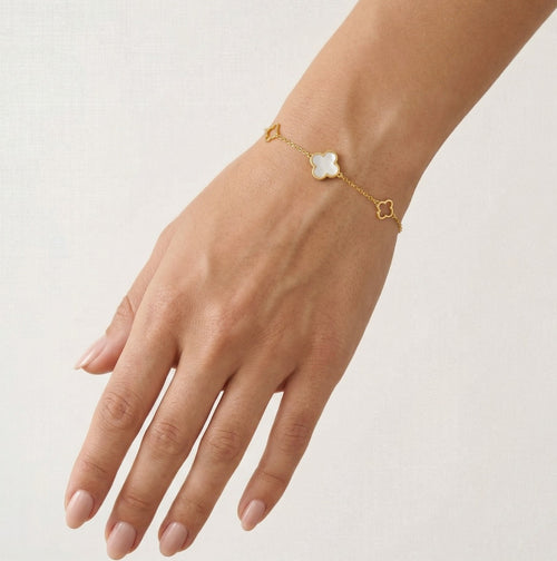 Pulsera de oro con hoja de trébol de nácar