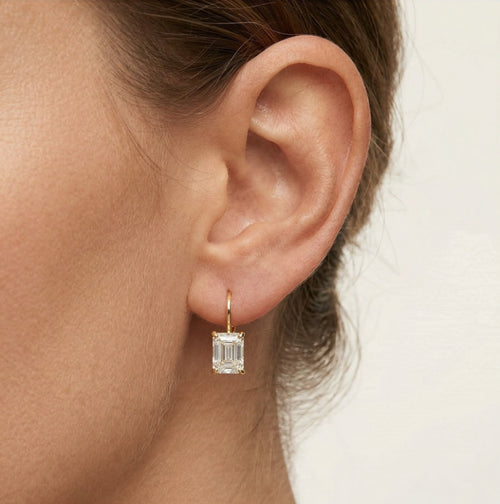 Goldene Ohrringe mit strahlenden Zirkonia