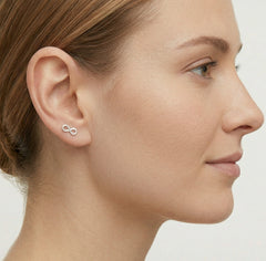 Pendientes con colgante infinito en oro blanco