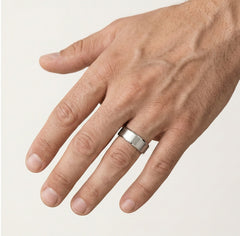 Stylový snubní prsten z bílého zlata