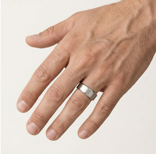 Stylový snubní prsten z bílého zlata