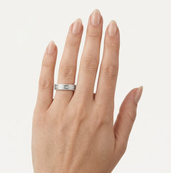 Eleganter 14kt Weißgold-Trauring mit matter Oberfläche.