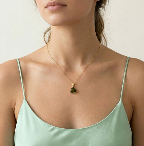 Přívěšek s vltavínem ve tvaru trojúhelníku