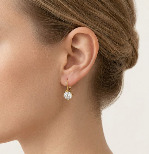 Gedrehte Solitär-Goldohrringe in Tropfenform