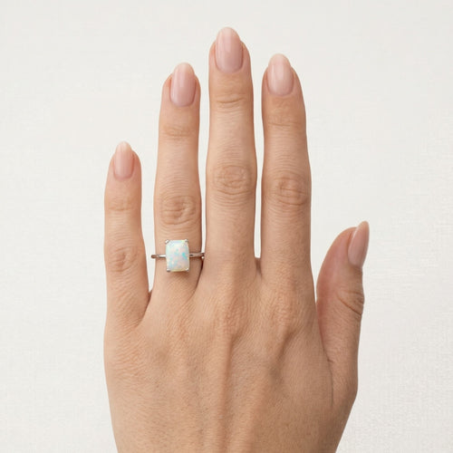 Bague solitaire en opale blanche pour femme