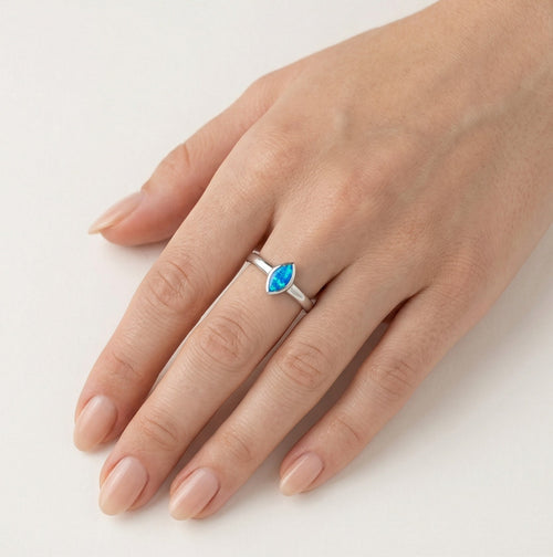 Anillo de plata de ley con ópalo azul en forma ovalada