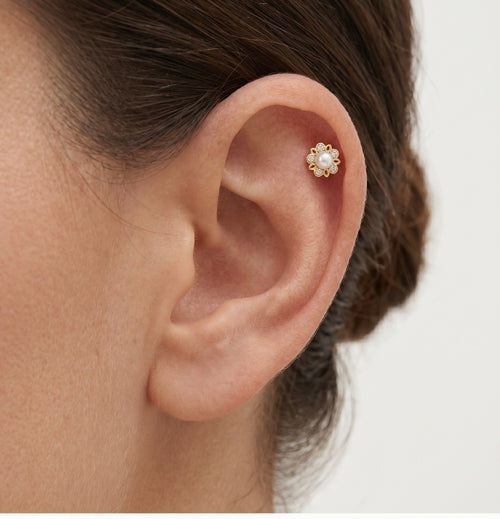 Stylish yellow gold piercing with pearl and zirconia